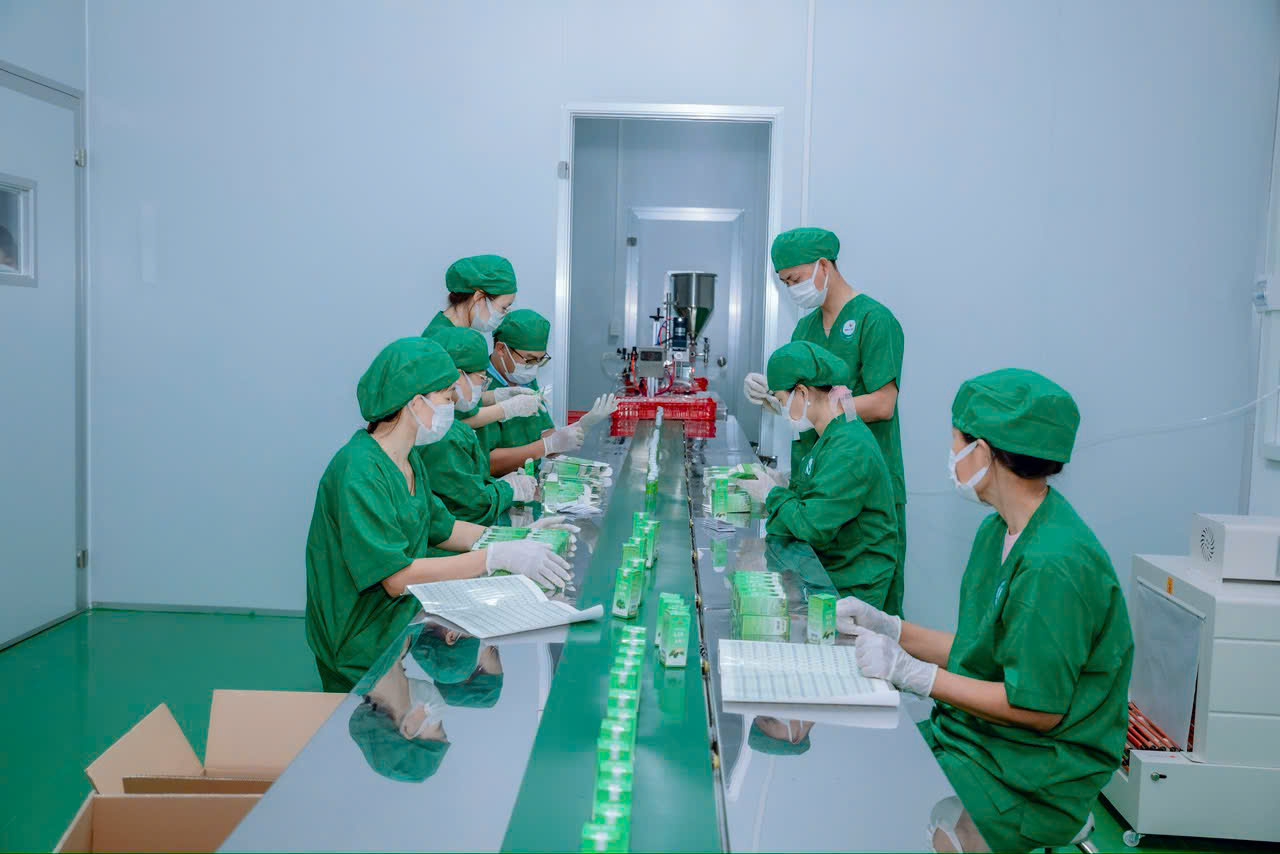 Gia công mỹ phẩm thiên nhiên bởi đội ngũ chuyên viên