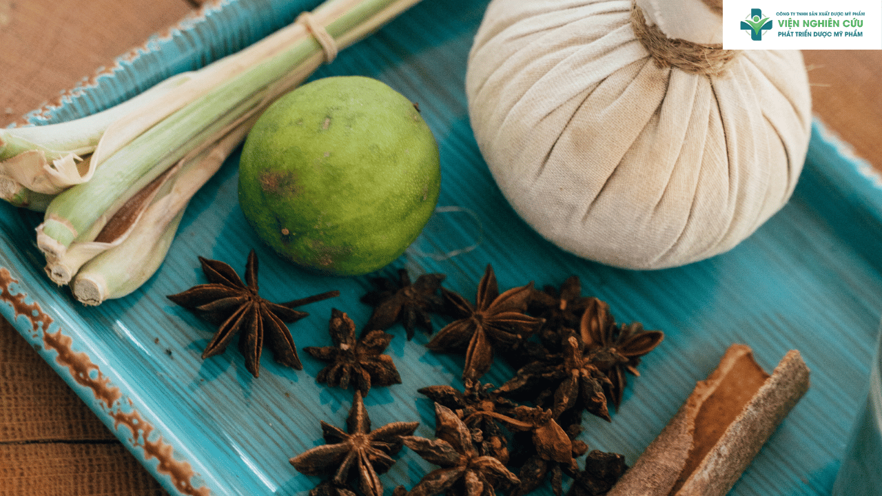 Nguyên liệu trong massage thảo mộc
